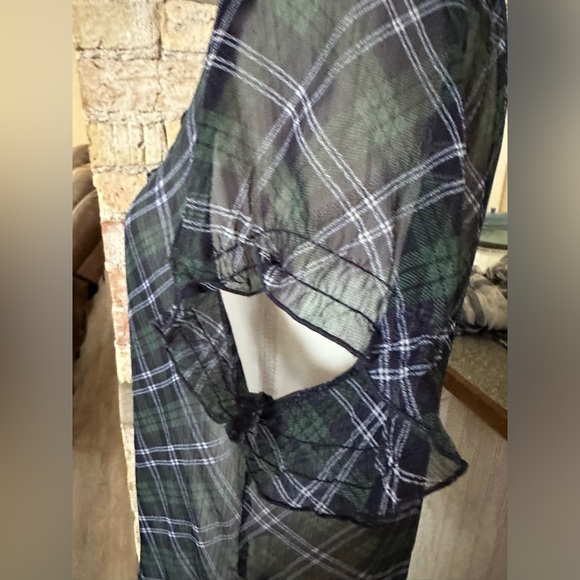 Sheer plaid top with ruffled neck and buttons and ruffled shirt sleeve - Picture 3 of 5